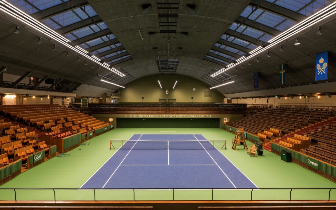 Tennisbanorna målas om v25-26